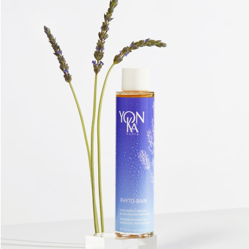 Lifestyle shot of Yon-Ka Paris Phyto-Bain - Detox Lavender (100 ml) with sprigs of lavender next to the bottle
