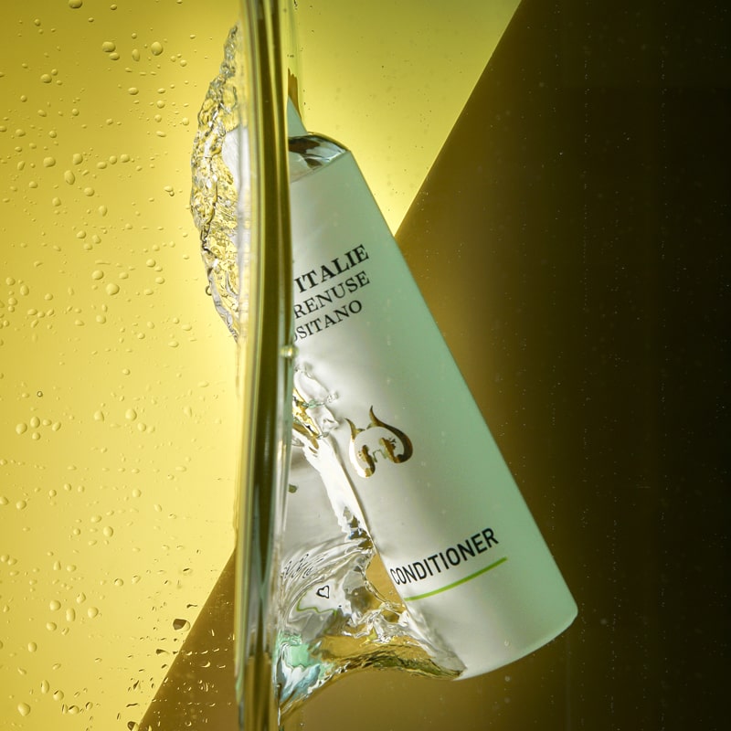 Lifestyle shot of Eau d&#39;Italie Conditioner (200 ml) under water