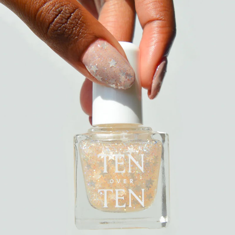 Tenoverten Nail Polish - Coney Island - model holding nail polish bottle with polish on finger nails