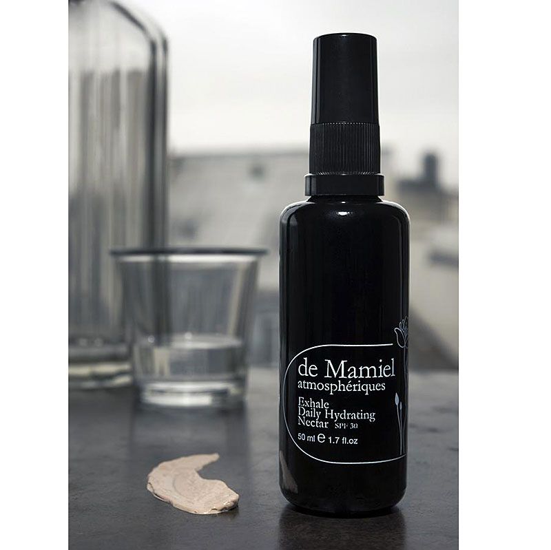 de Mamiel Exhale Daily Hydrating Nectar next to a clear glass