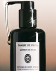Upclose shot of Sangre de Fruta Botanical Body Serum Jasmin de Nuit (200 ml) with serum flowing from pump top