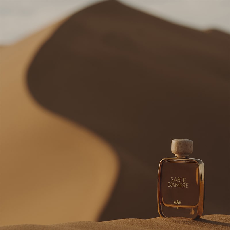 Gas Bijoux Sable d’Ambre Eau de Parfum beauty shot in front of a sand dune