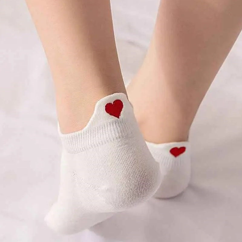 Tites Chaussettes Chaussettes Languette Coeur Rouge – Heart Socks - Product shown on models feet