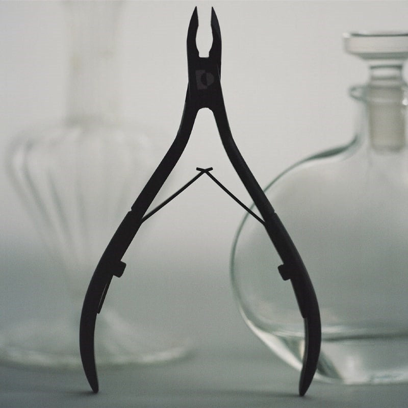 Tenoverten The Nip - tool in front of glass bottles