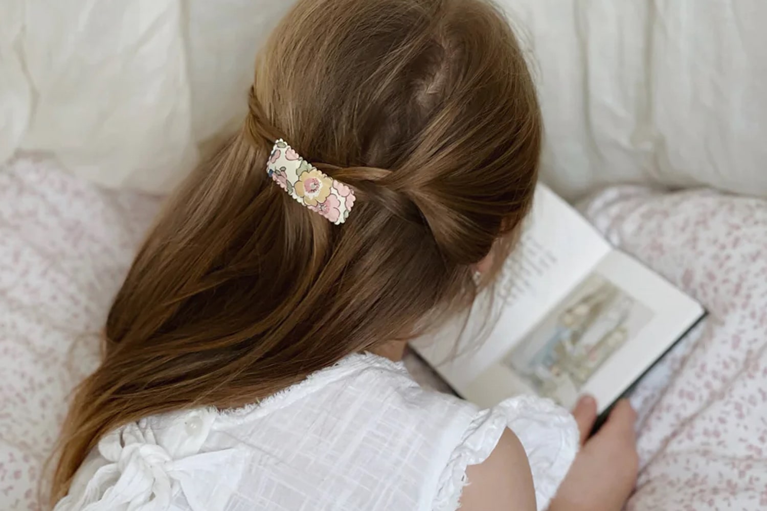 Little girl wearing a Floras hair clip