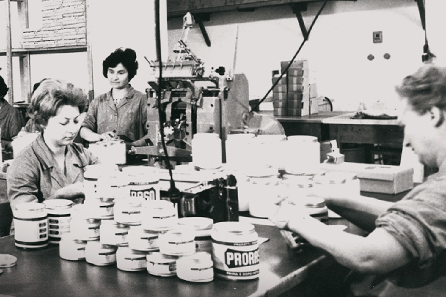 Historical photo from 1948 of the production of Proraso Pre and After Shave Cream