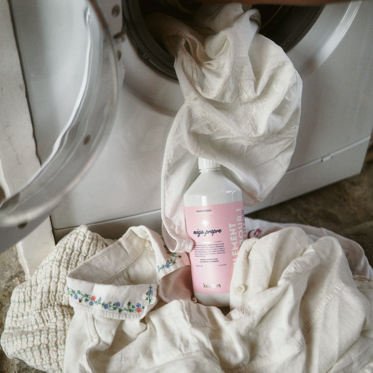 Kerzon Fragranced Laundry Soap - Mega Propre (1 L) - product shown outside of laundry machine.