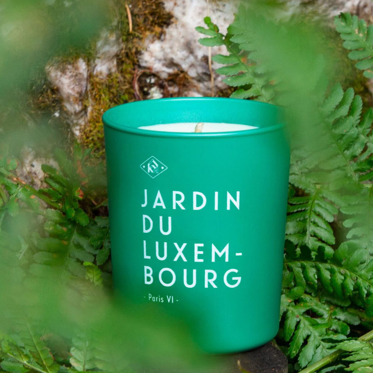 Kerzon Fragranced Candle - Jardin du Luxembourg (190 g) - product shown with leaves in the background. 