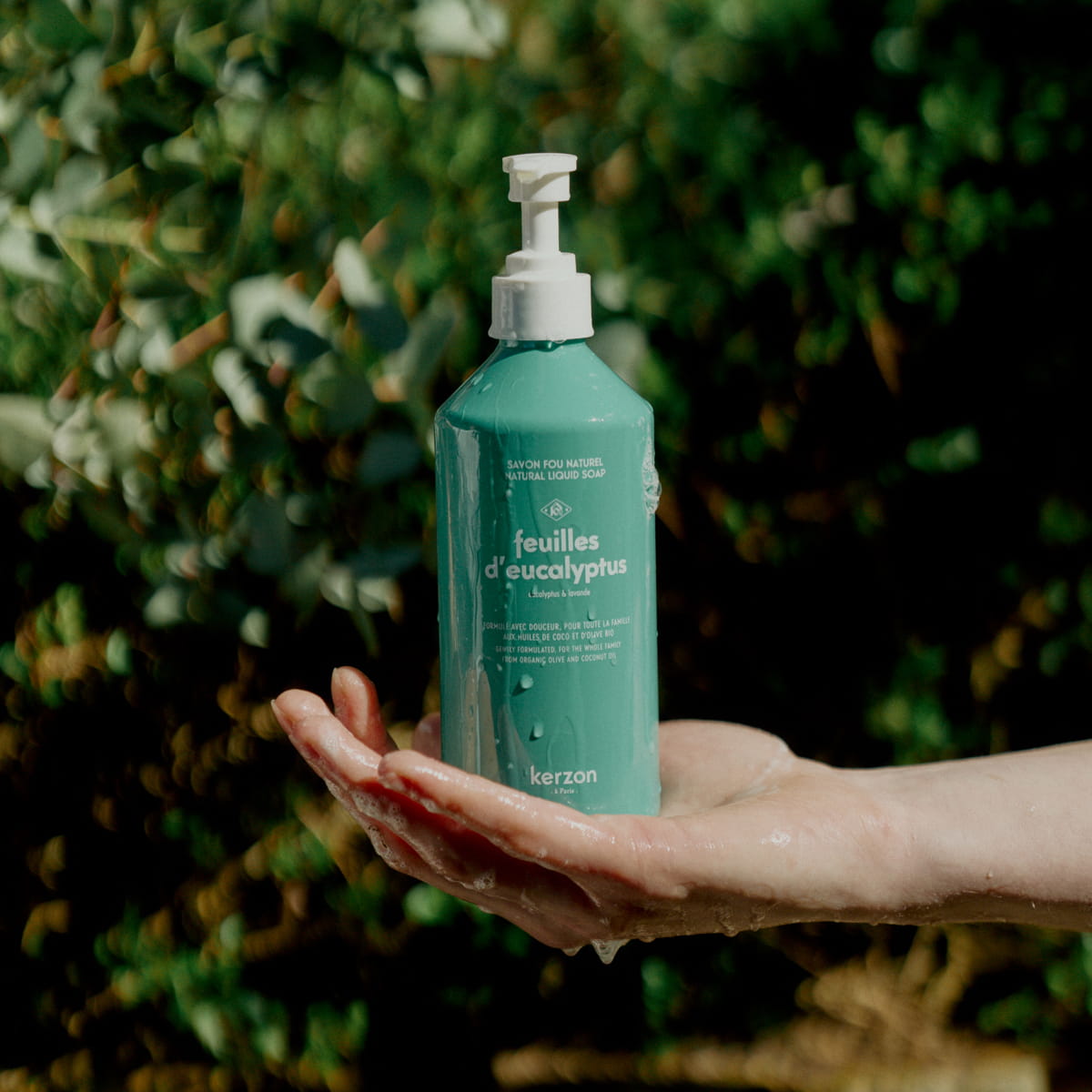 Kerzon Natural Liquid Soap - Feuille d'Eucalyptus (500 ml) - product shown being held by a wet and soapy hand. 