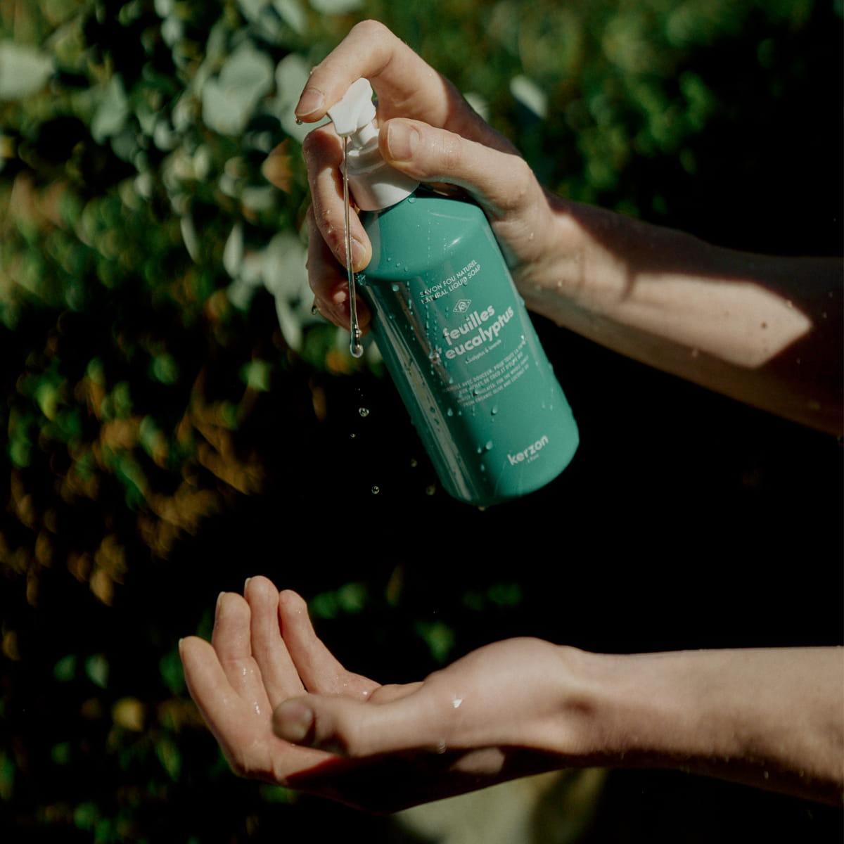 Kerzon Natural Liquid Soap - Feuille d'Eucalyptus (500 ml) - product shown being applied to a hand. 