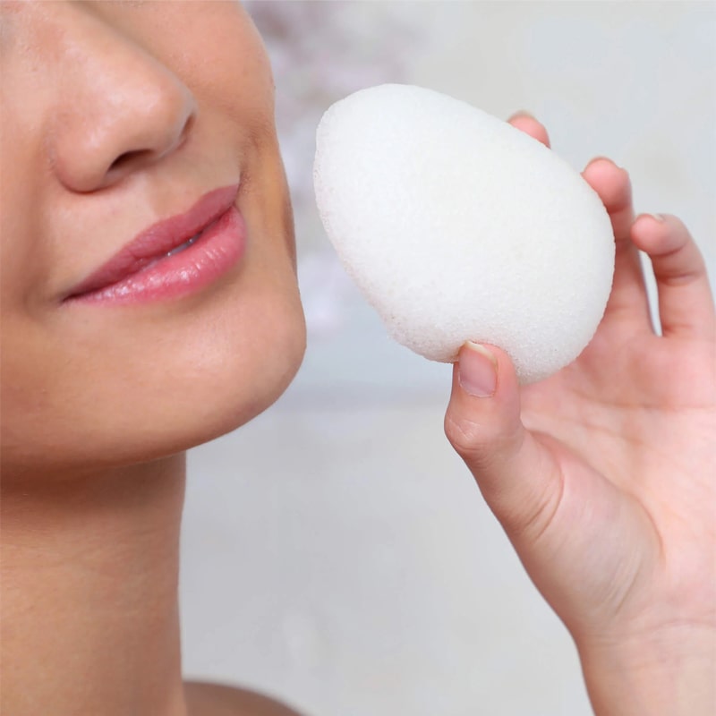 Daily Concepts Daily Konjac Sponge - model holding product