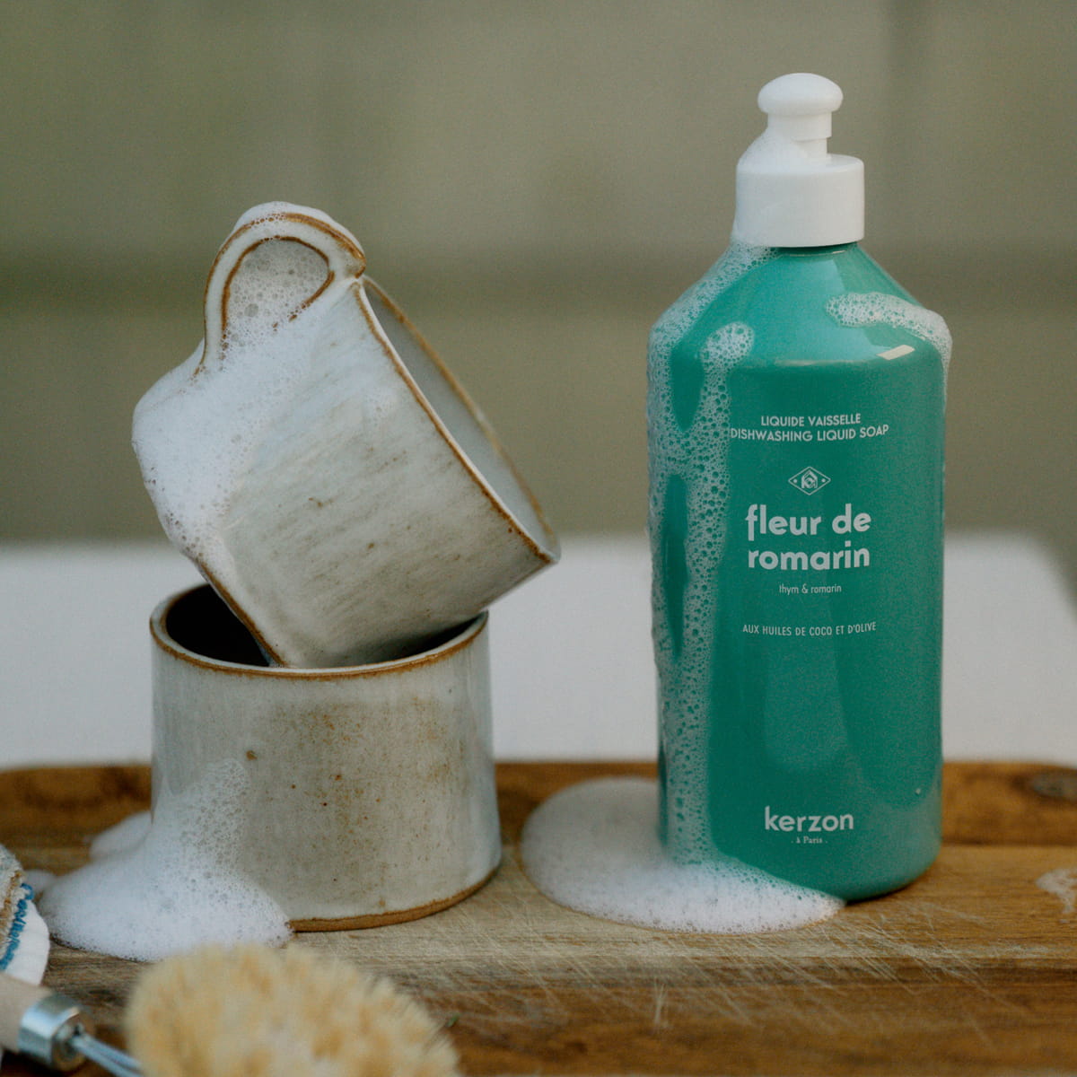 Kerzon Dishwashing Liquid - Fleurs de Romarin (500 ml) - product shown next to soapy teacups. 