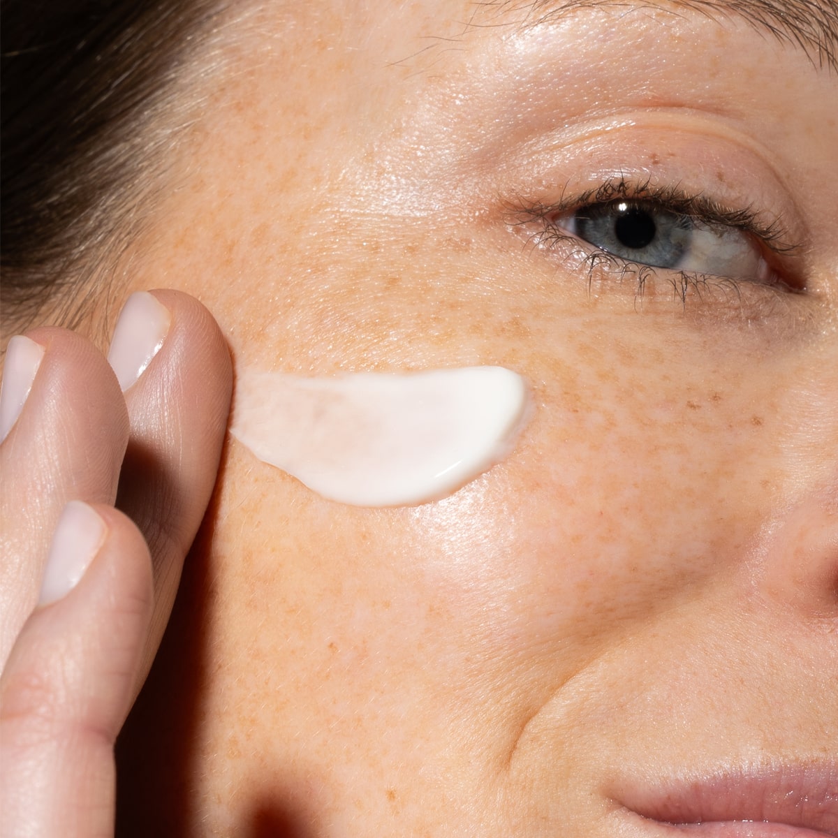 Baume 27 Crème Légère Intense Regenerative Soft Cream (50 ml) - product shown on models cheek. 