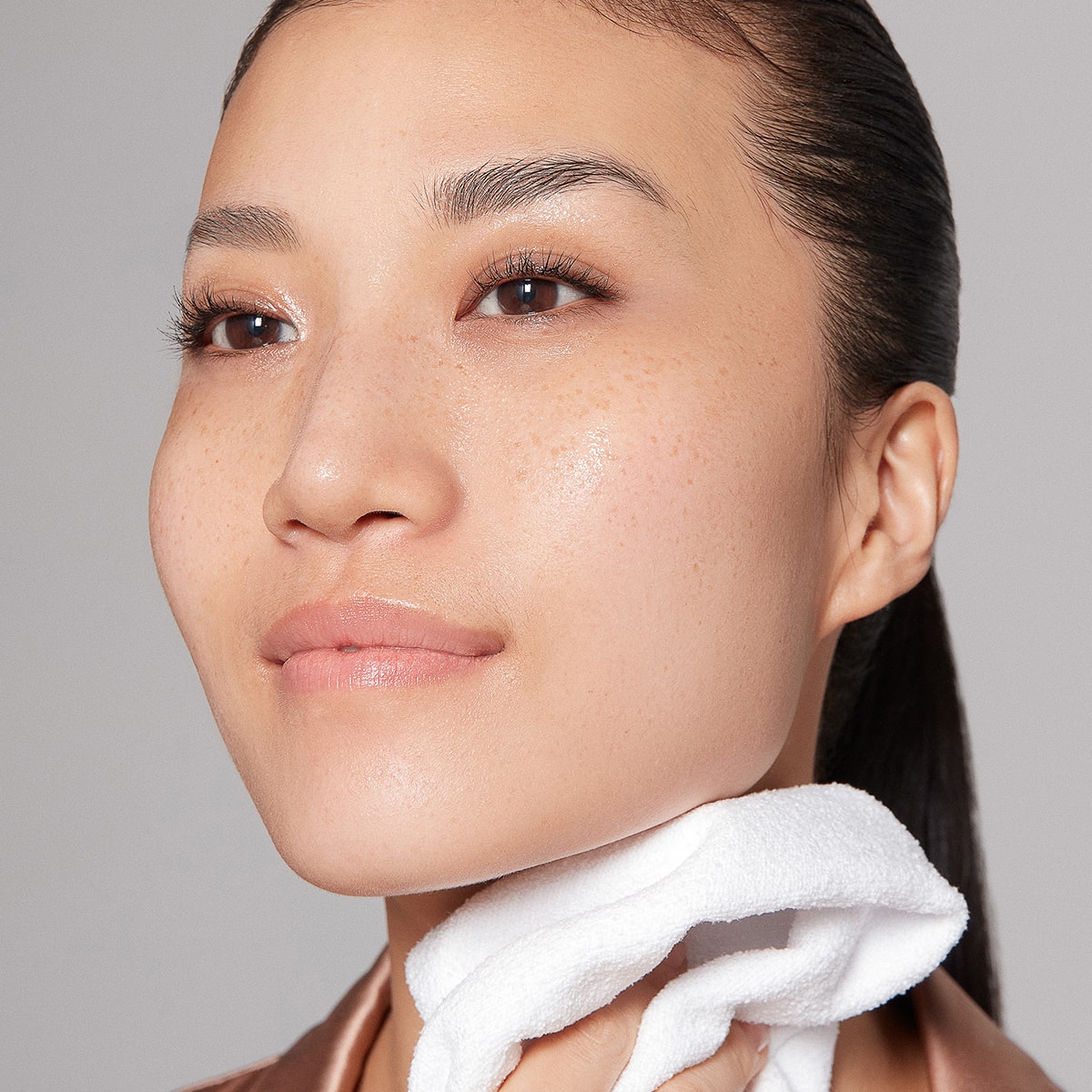 Augustinus Bader The Face Cream Mask (50 ml) - model shown holding towel