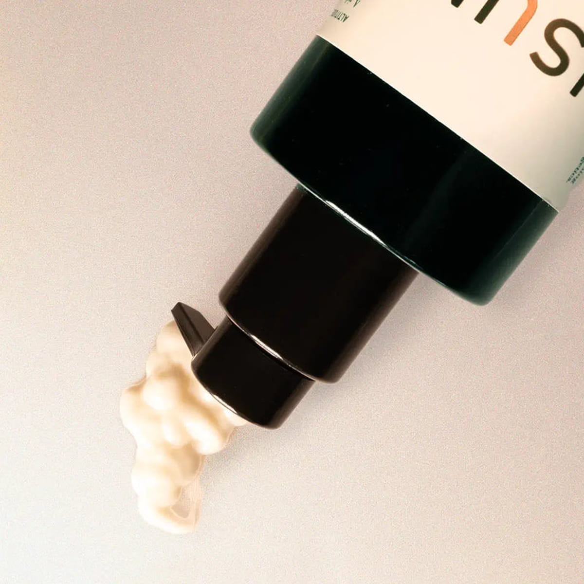 Close up of ISUN Altitude Body Wash (200 ml) showing product swatch