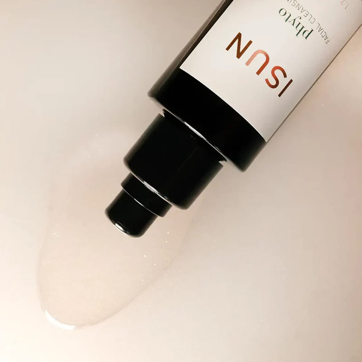 Close up of ISUN Phyto-Facial Cleansing Oil (50 ml) with product swatch