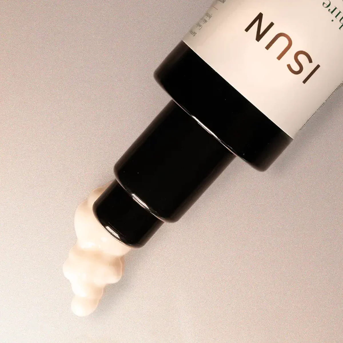 Close up of ISUN Sapphire Cleanse Facial Cleanser (100 ml) top showing product swatch
