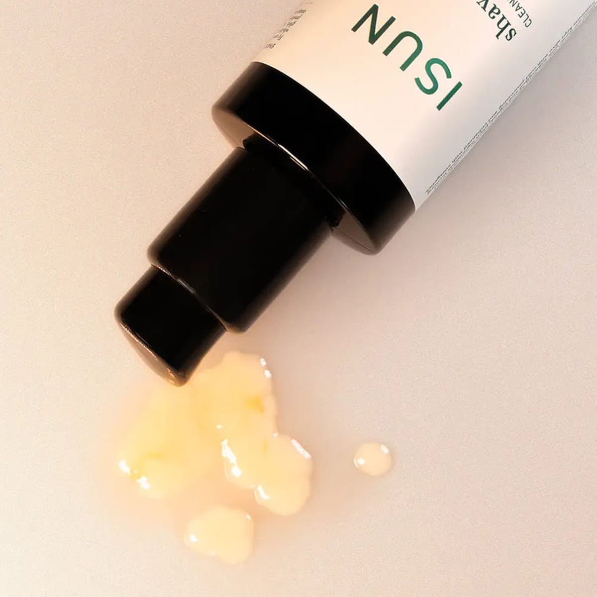 Close up of ISUN Shave Gele Cleanser &amp; Shaving Gel (100 ml) showing product swatch