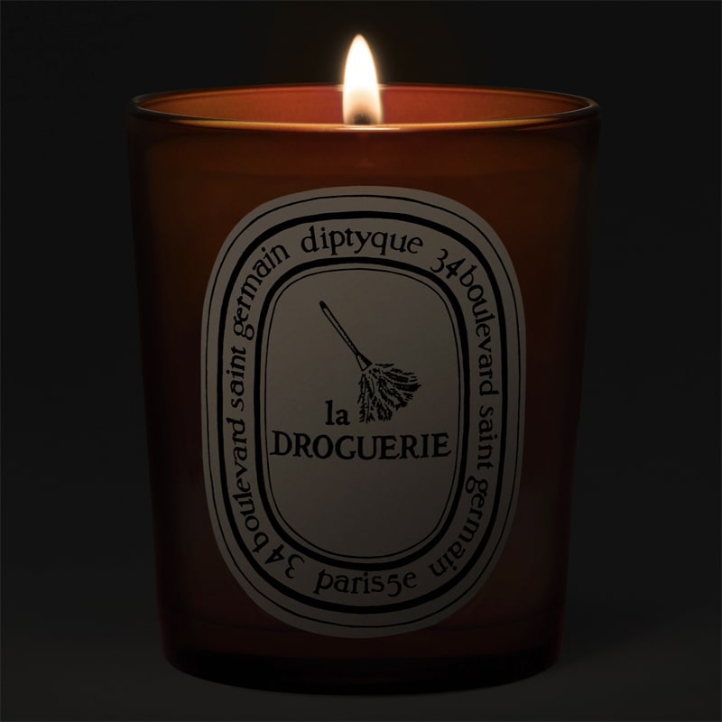 Diptyque La Droguerie – Odor Removing Candle with Basil - lit candle 