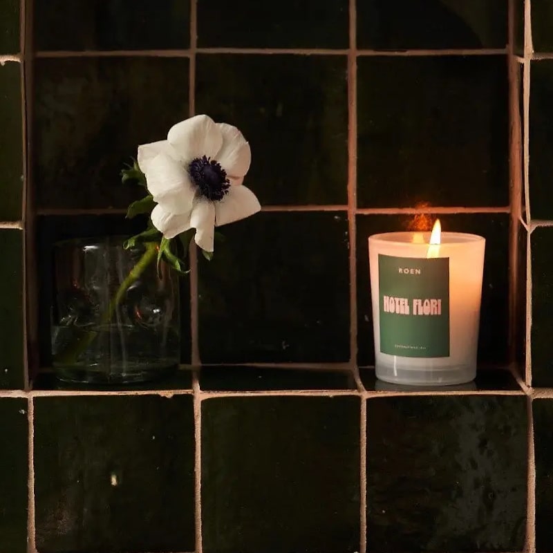 ROEN Candles Hotel Flori Scented Candle - Beauty shown product shown on tile 