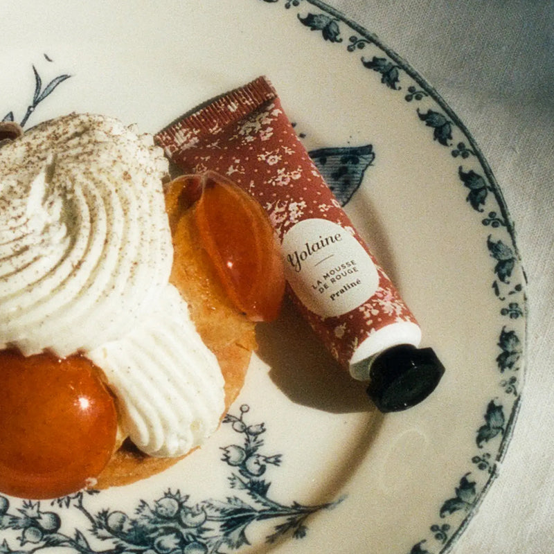 Yolaine La Mousse de Rouge - Praline - Beauty shot - product shown on plate next to dessert