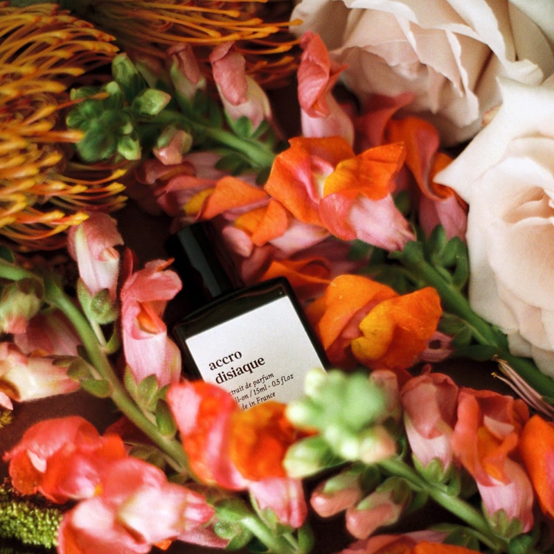 Versatile Paris Accro Disiaque Extrait de Parfum showing bottle with snapdragon flowers