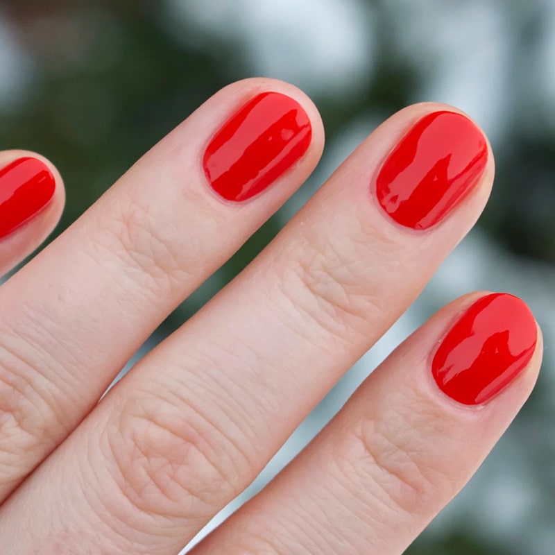 Tenoverten Nail Polish - Broadway - model with nail polish on nails