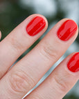 Tenoverten Nail Polish - Broadway - model with nail polish on nails