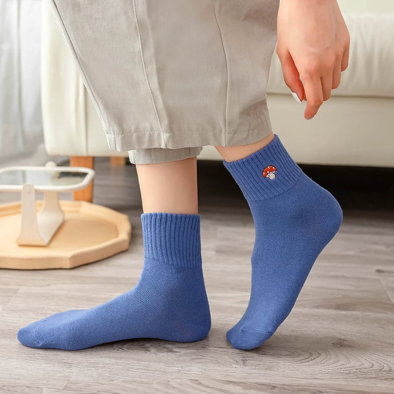 Tites Chaussettes Mushroom socks - model wearing socks