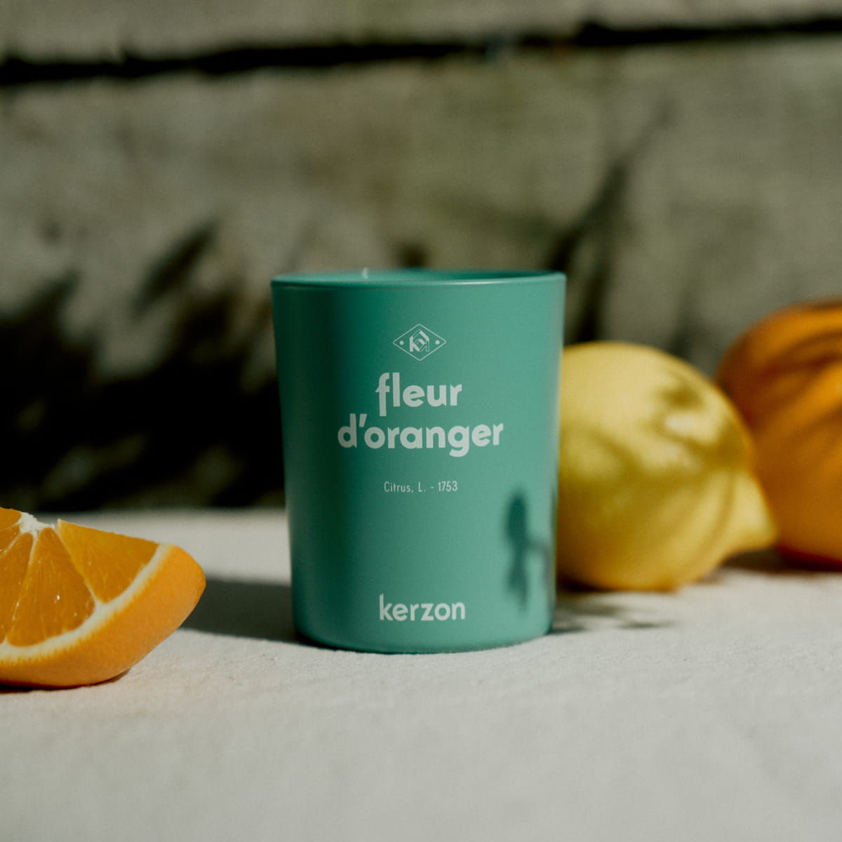 Kerzon Fragranced Candle - Fleur d'Oranger (190 g) - product shown with citrus fruits. 