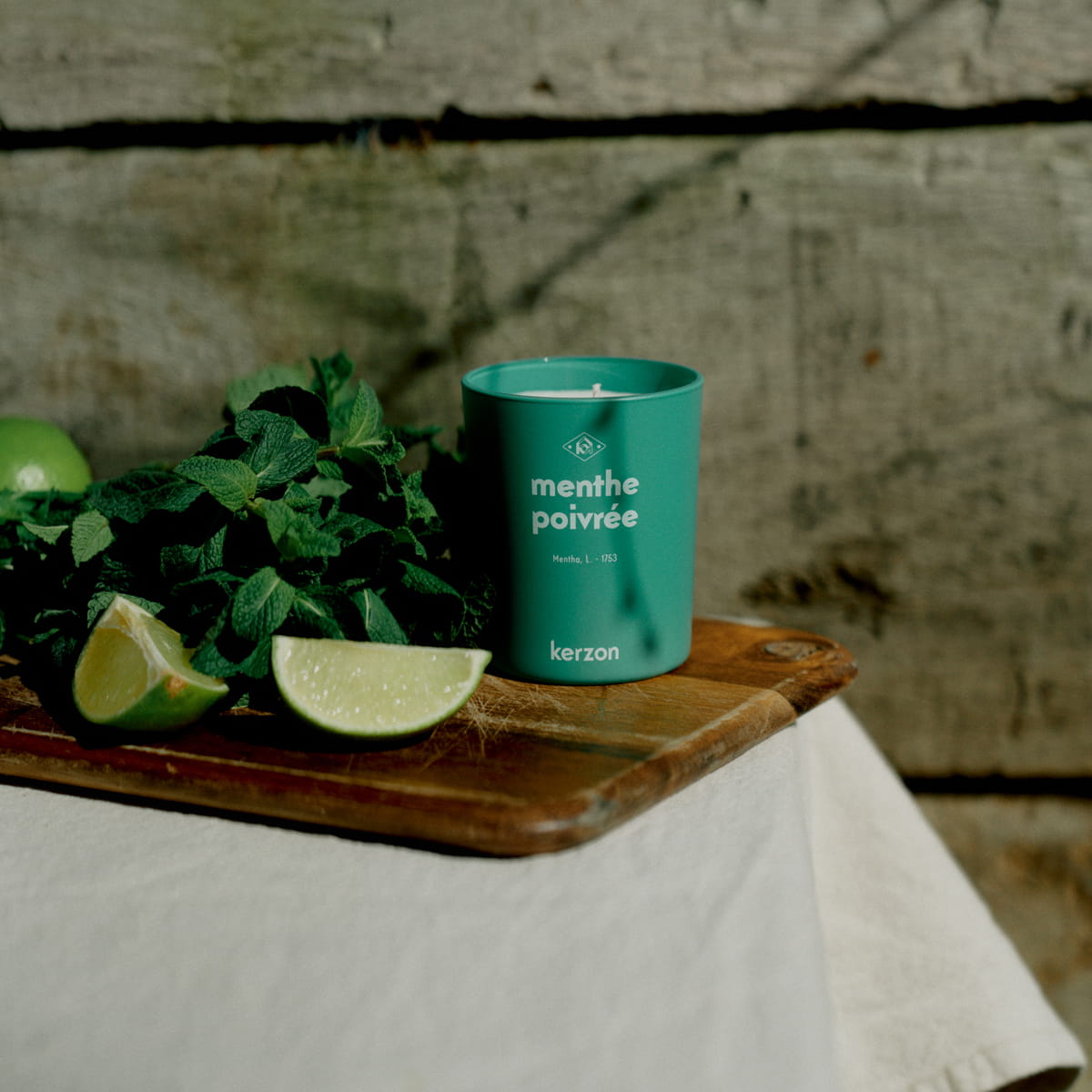 Kerzon Fragranced Candle - Menthe Poivrée (190 g) - product shown with a cut lime and mint. 