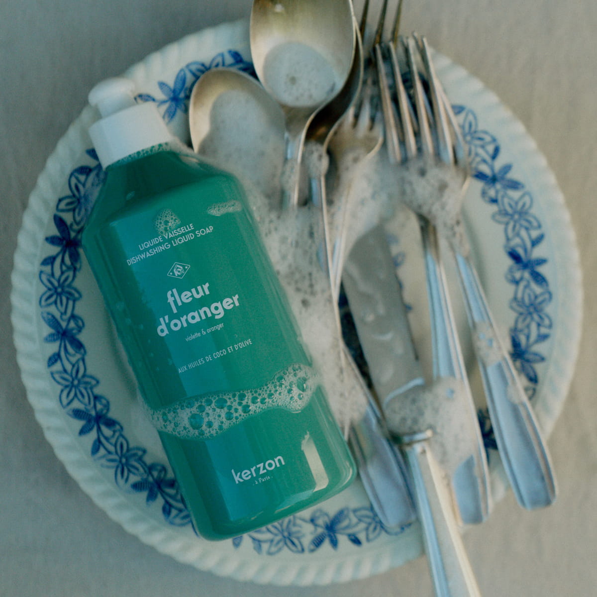 Kerzon Dishwashing Liquid - Fleur d'Oranger (500 ml) - product shown in bowl with dishes. 