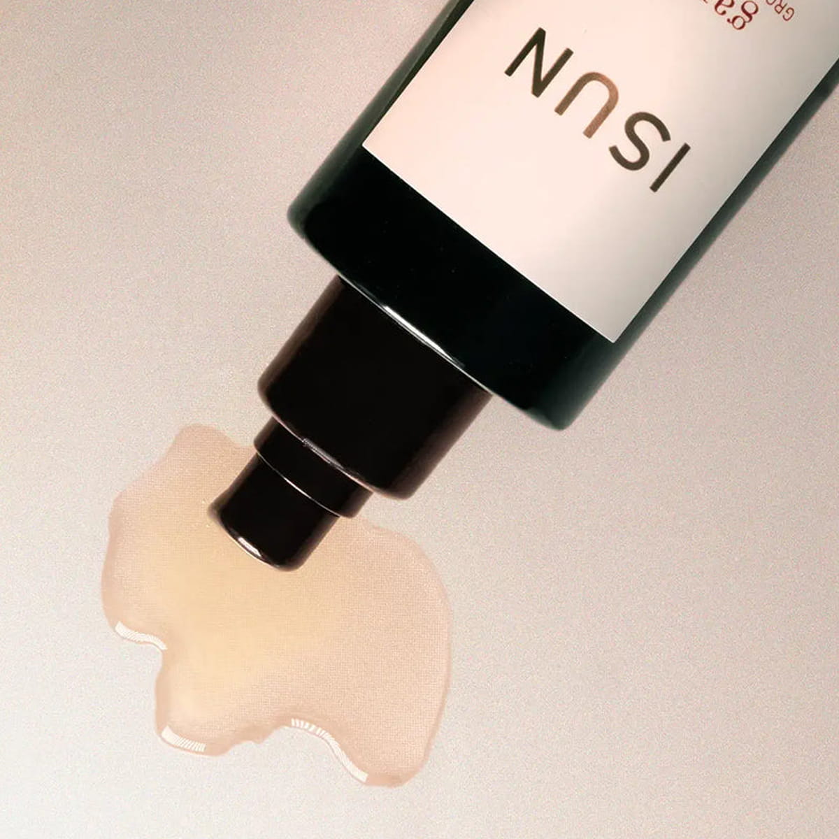 Close up of ISUN Garnet Grounding Body Oil (100 ml) showing product swatch