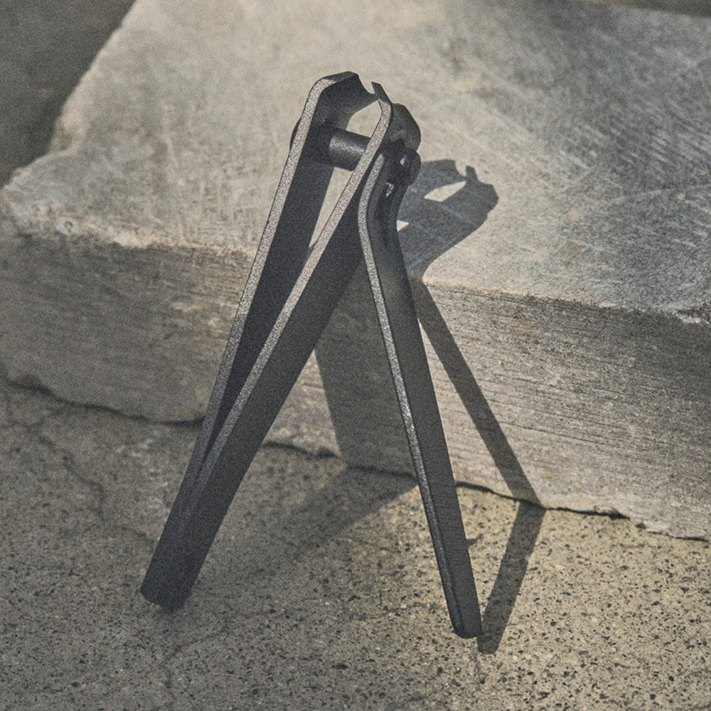 Tenoverten The Small Clip (1 pc) - product shown on cement step. 