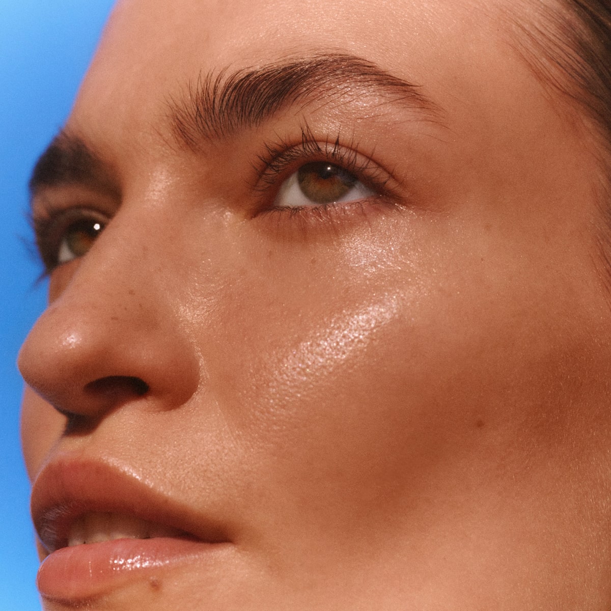 Good Weather Skin The One Daily Sun Cream Warm Glow SPF 30 (30 ml) - product shown on models skin. 