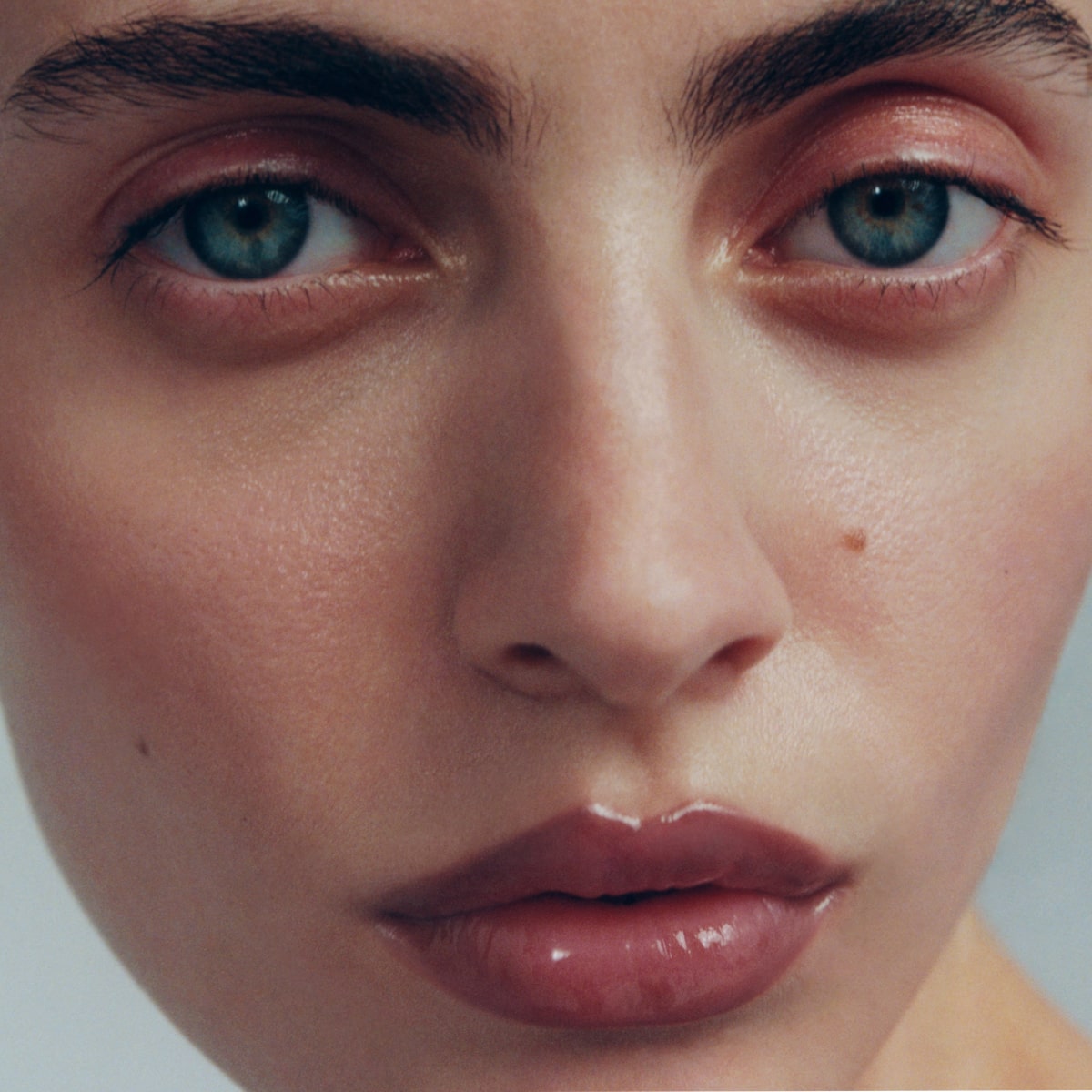 MANASI 7 Tinted Beauty Potion - Acanthe (6 ml) - product shown on model. 