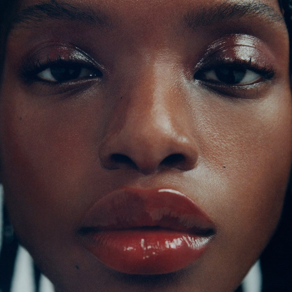 MANASI 7 Tinted Beauty Potion - Kagero (6 ml) - product shown on model.