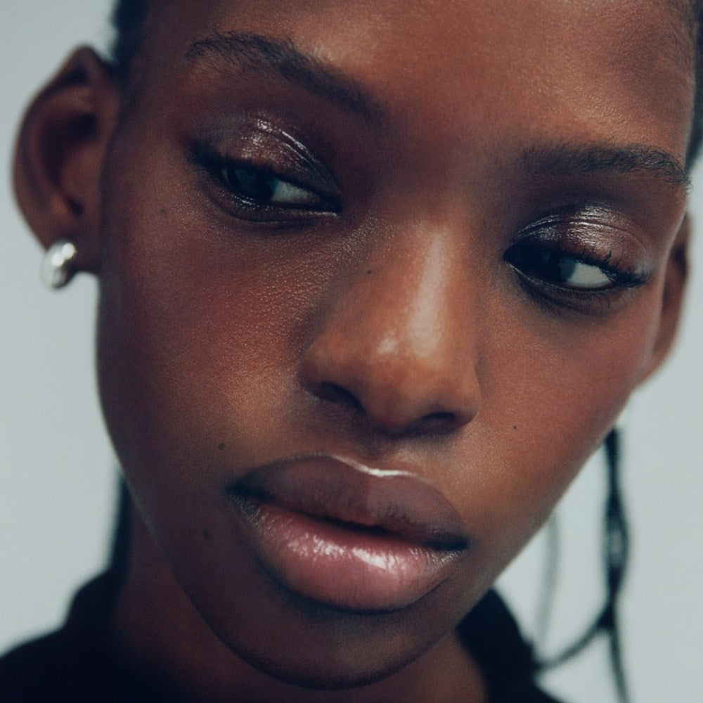 MANASI 7 Tinted Beauty Potion - Kisuge (6 ml) - product shown on model.