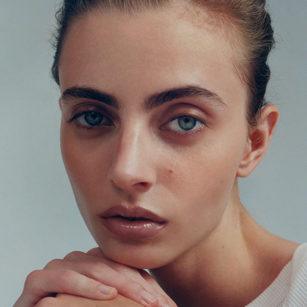 MANASI 7 Tinted Beauty Potion - Kisuge (6 ml) - product shown on model.