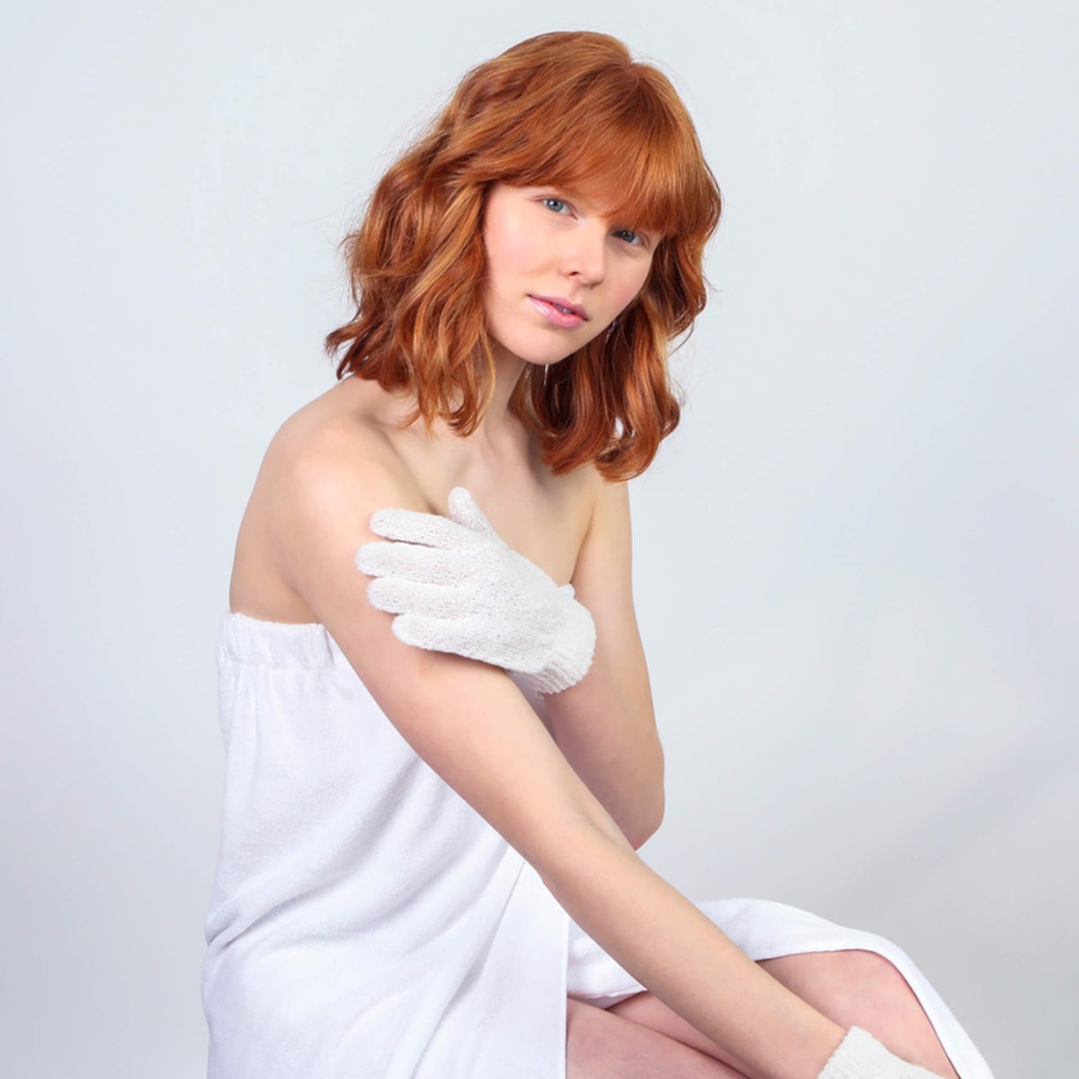 Woman using Daily Concepts Daily Exfoliating Gloves (1 pair)