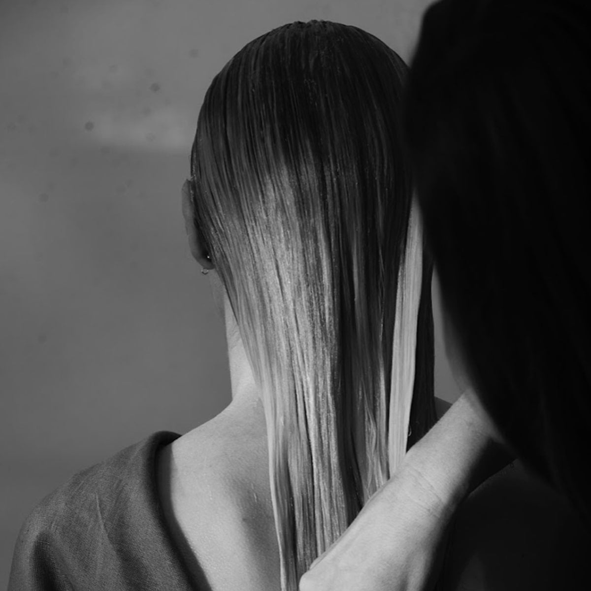 St. Meto Mother Clay Hair Recovery Treatment (4 oz)  - person using product on hair.