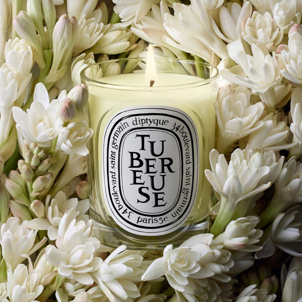 Diptyque Tubereuse (Tuberose) Classic Candle (190 g) - product shown on flowers. 