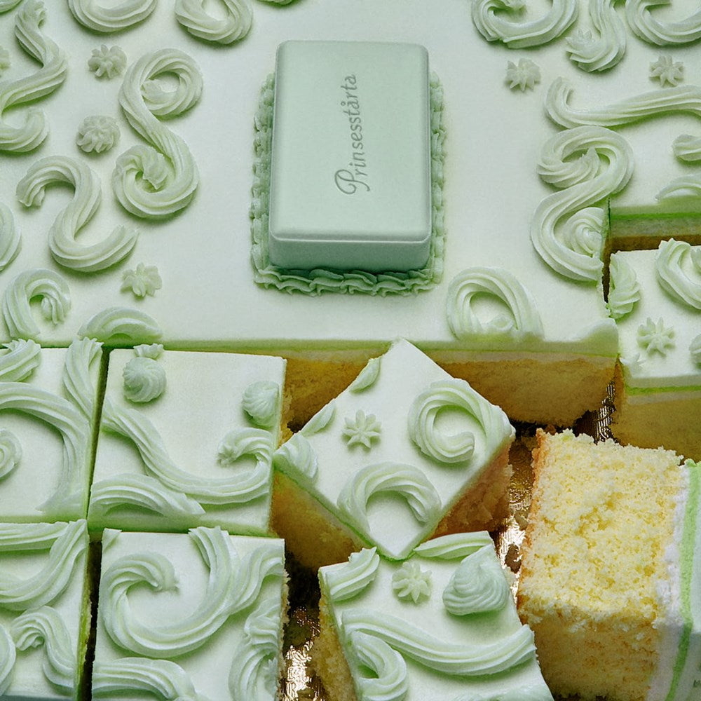 Flamingo Estate Prinsesstarta Milk Bar (141 g) - product shown on top of cake. 