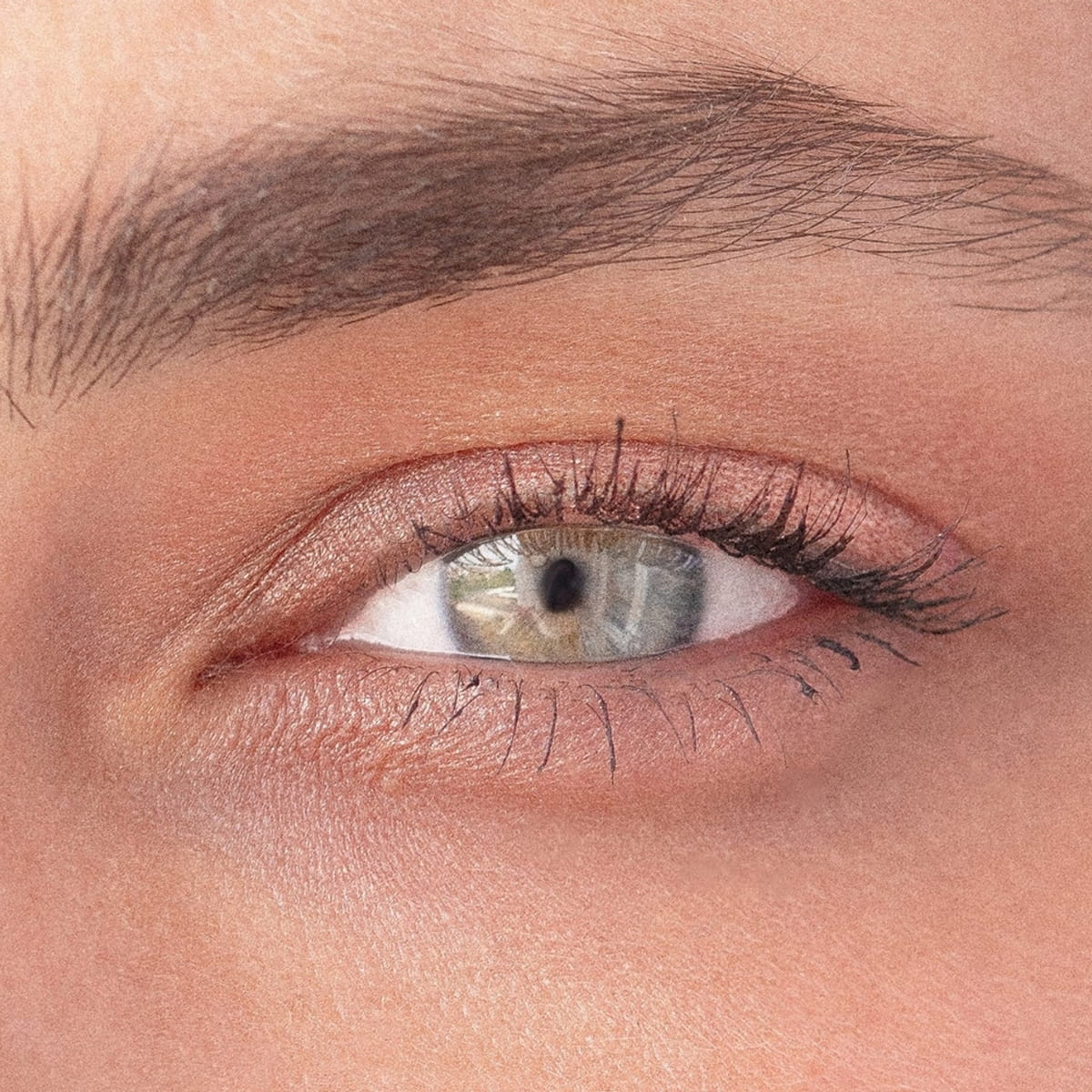 Karolin Van Loon Laguna Eyeshadow &amp; Highlighter Palette (7.2 g) - product swatch shown on eyes.