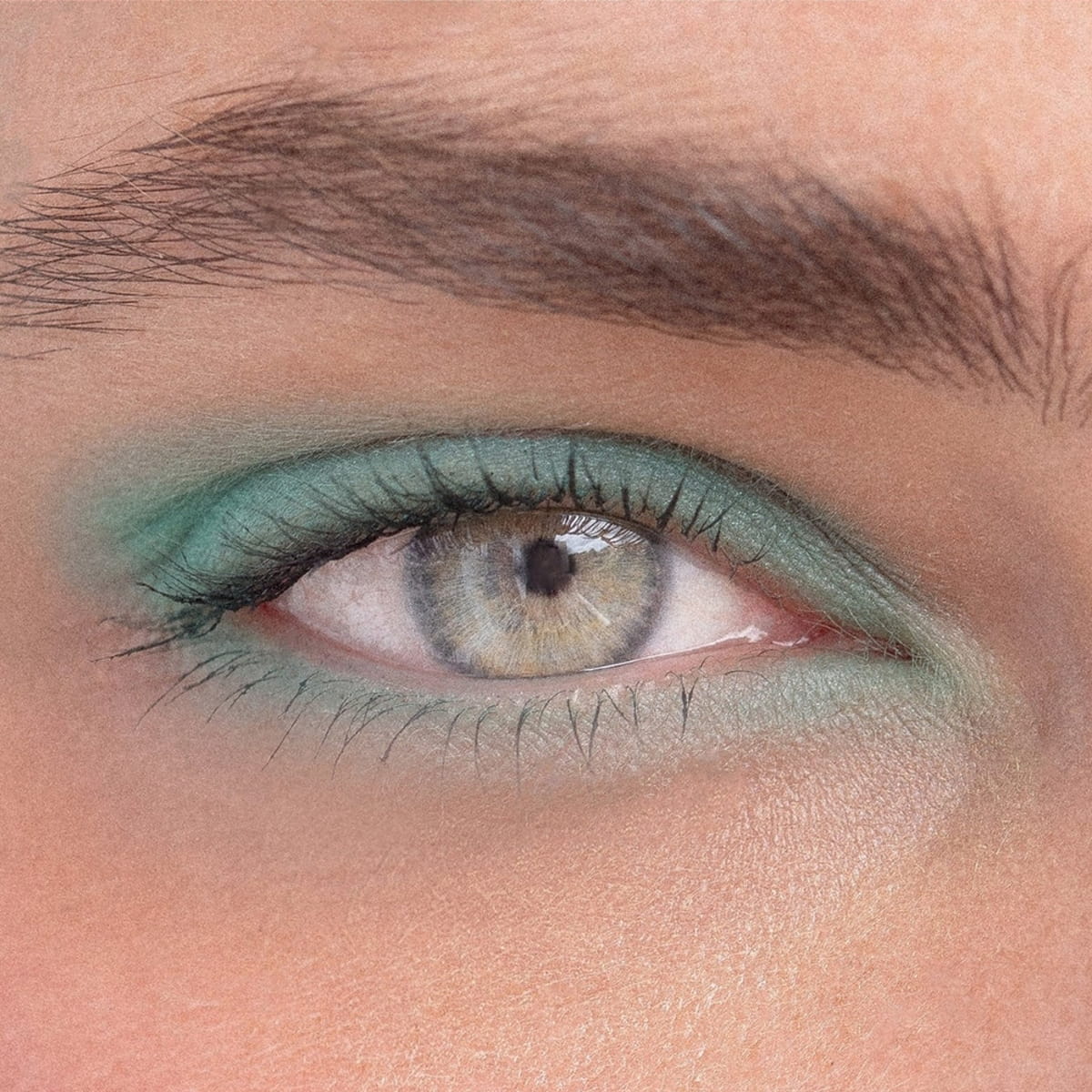 Karolin Van Loon Laguna Eyeshadow &amp; Highlighter Palette (7.2 g) - product shown swatched on eyes. 