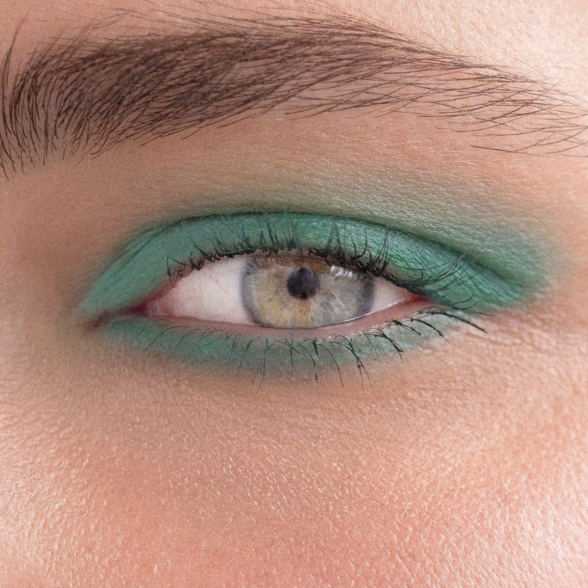 Karolin Van Loon Laguna Eyeshadow &amp; Highlighter Palette (7.2 g) - product shown swatched on eyes.