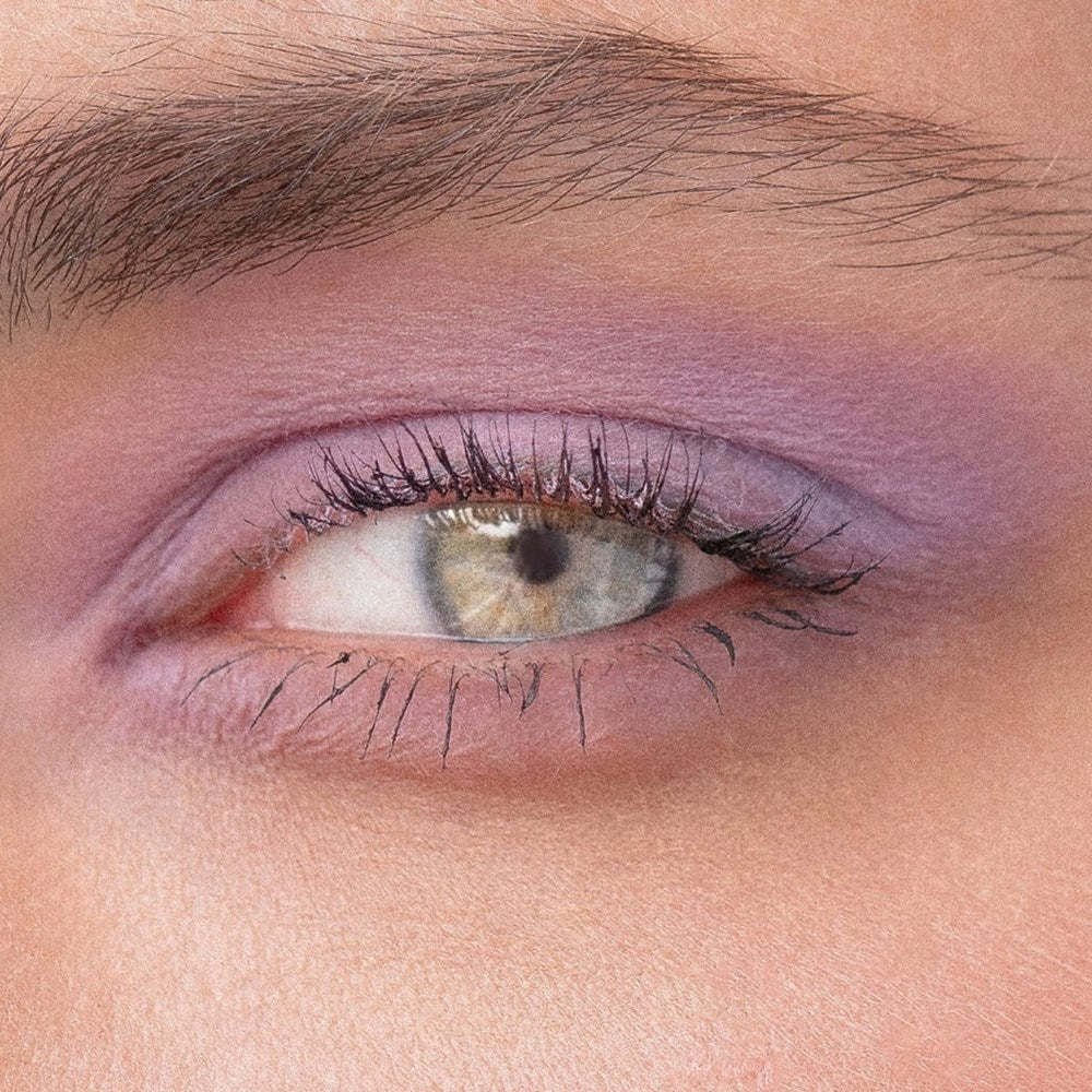 Karolin Van Loon Dolce Vita Eyeshadow &amp; Highlighter Palette (7.2 g) - product shown on eyes.