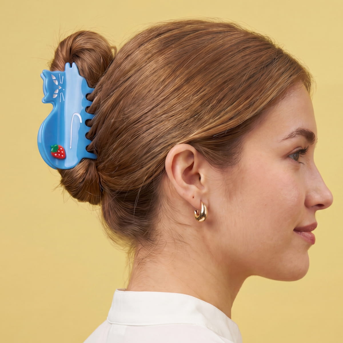 Centinelle Strawberry Blue Cat Hair Claw (1 pc) - show on model.