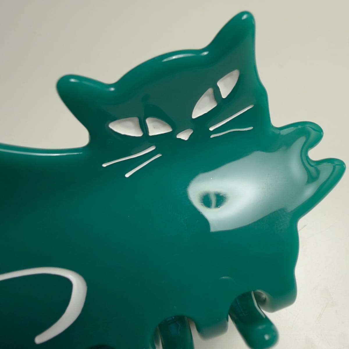 Centinelle Orange Green Cat Hair Claw (1 pc) - product shown up close.