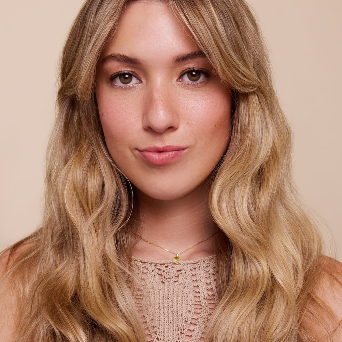 Rahua Enchanted Island Shampoo (275 ml) - model shown.